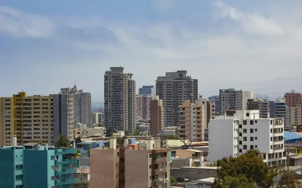 Edificios de departamentos y oficinas de Antofagasta bajo un cielo con nubes bajas